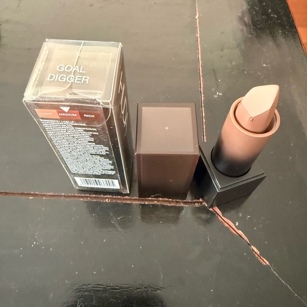 HUDA BEAUTY Bossy Browns Goal Digger Lipstick - Picture 3 of 5